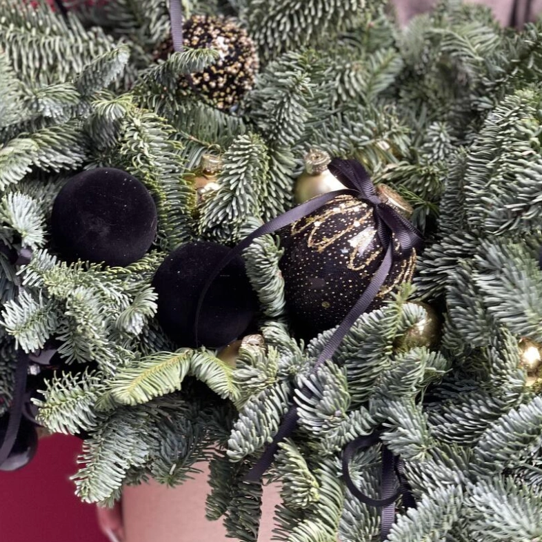 Новогодняя композиция праздничными шарами