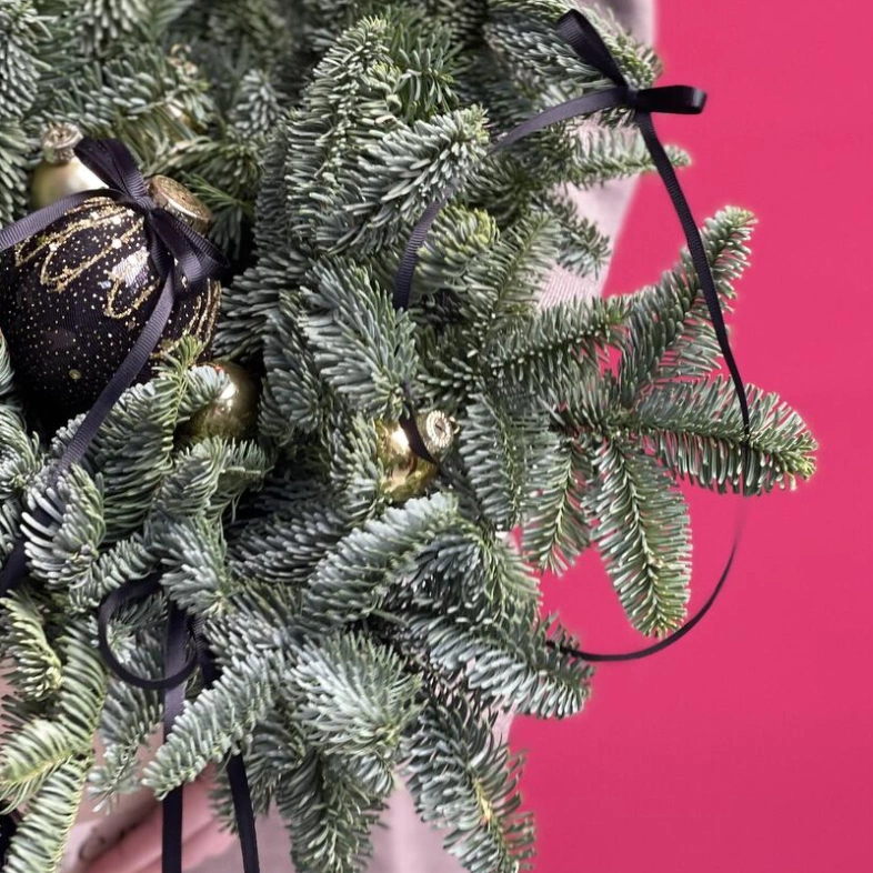 Новогодняя композиция праздничными шарами