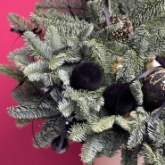 Новогодняя композиция праздничными шарами 2