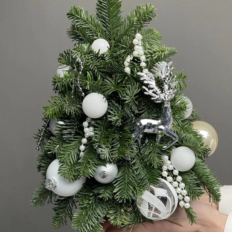 Ёлка ручной работы в серебрянных оттенках