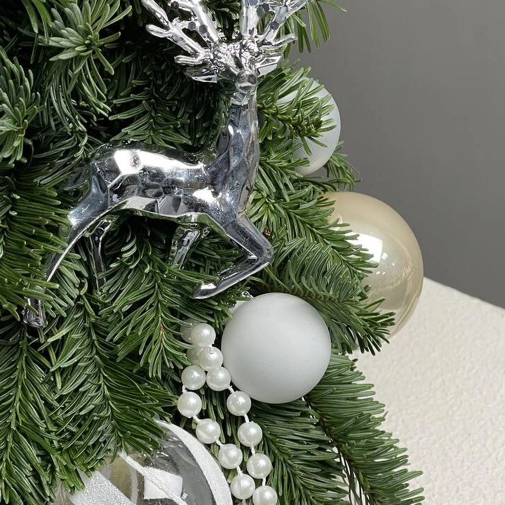 Ёлка ручной работы в серебрянных оттенках