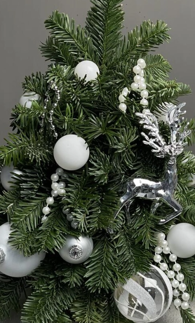 Ёлка ручной работы в серебрянных оттенках