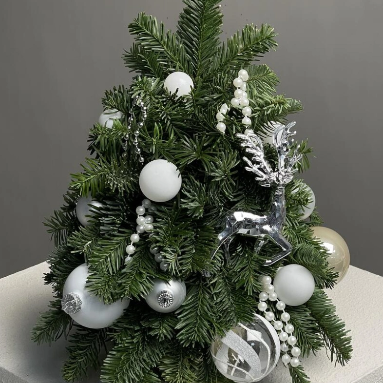 Ёлка ручной работы в серебрянных оттенках