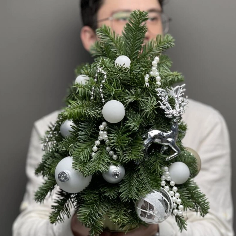 Ёлка ручной работы в серебрянных оттенках