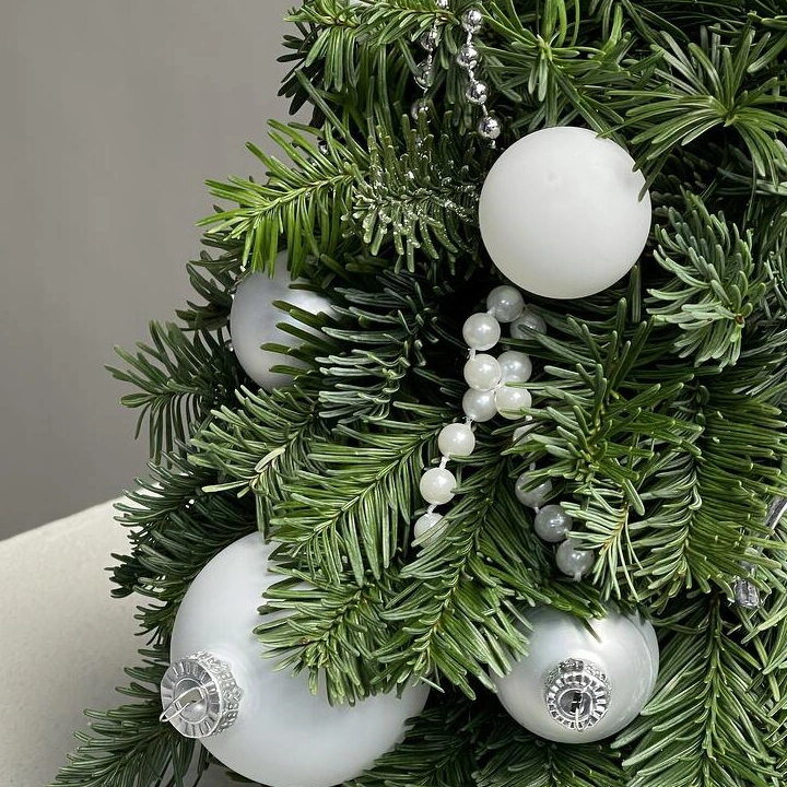 Ёлка ручной работы в серебрянных оттенках