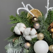 Новогодняя композиция из датского нобилиса с корицей и апельсинами 4