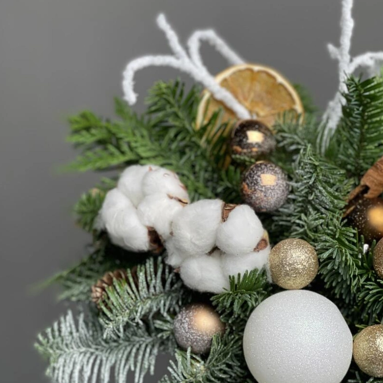 Новогодняя композиция из датского нобилиса с корицей и апельсинами