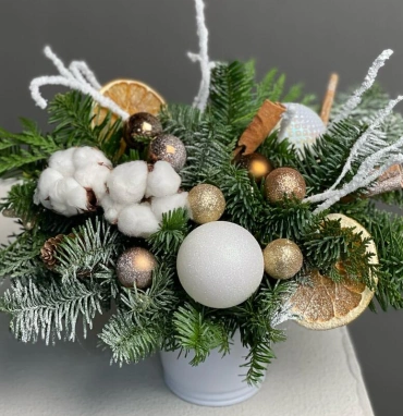 Новогодняя композиция из датского нобилиса с корицей и апельсинами