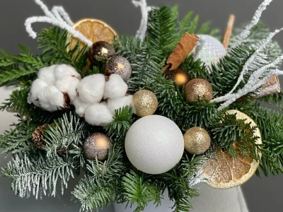 Новогодняя композиция из датского нобилиса с корицей и апельсинами