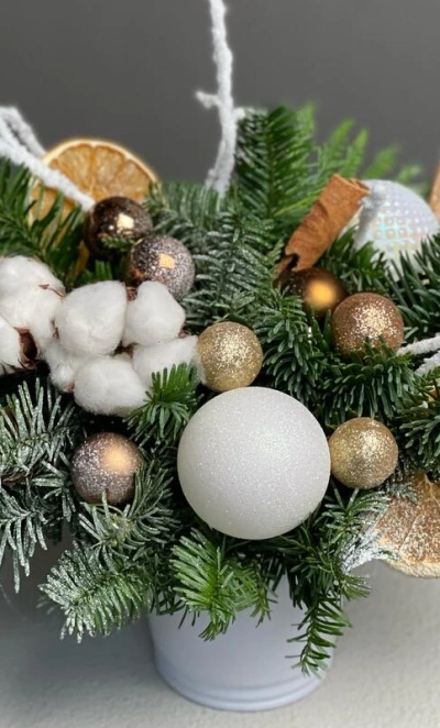 Новогодняя композиция из датского нобилиса с корицей и апельсинами