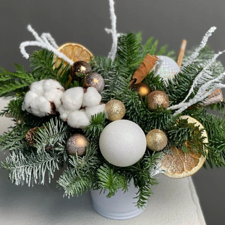 Новогодняя композиция из датского нобилиса с корицей и апельсинами