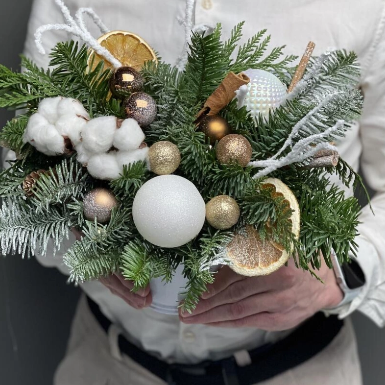 Новогодняя композиция из датского нобилиса с корицей и апельсинами