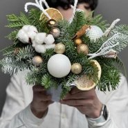 Новогодняя композиция из датского нобилиса с корицей и апельсинами 2