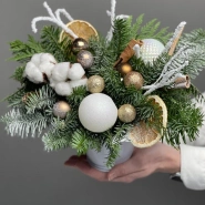 Новогодняя композиция из датского нобилиса с корицей и апельсинами 3