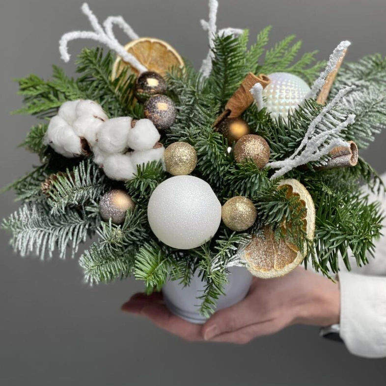 Новогодняя композиция из датского нобилиса с корицей и апельсинами