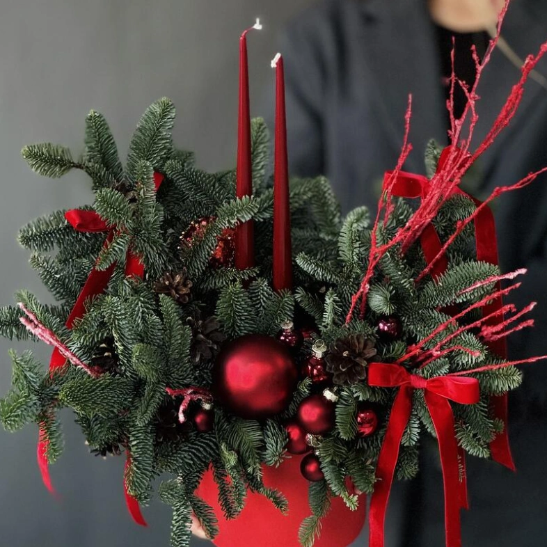 Новогодняя композиция из нобилиса с премиум свечами и игрушками