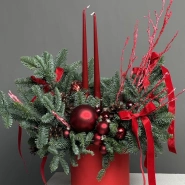 Новогодняя композиция из нобилиса с премиум свечами и игрушками 2