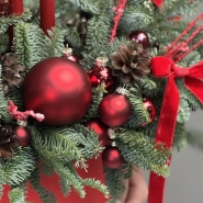 Новогодняя композиция из нобилиса с премиум свечами и игрушками 4