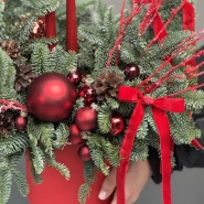 Новогодняя композиция из нобилиса с премиум свечами и игрушками 3