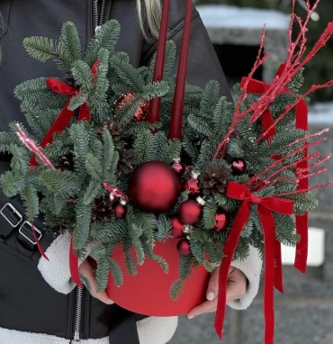 Новогодняя композиция из нобилиса с премиум свечами и игрушками