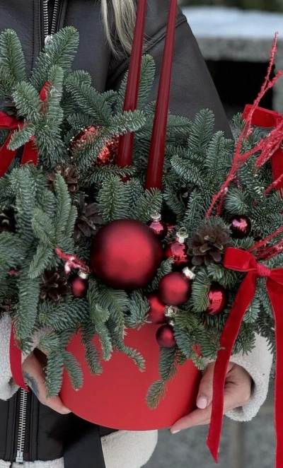 Новогодняя композиция из нобилиса с премиум свечами и игрушками