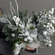 Заснеженная новогодняя композиция 0