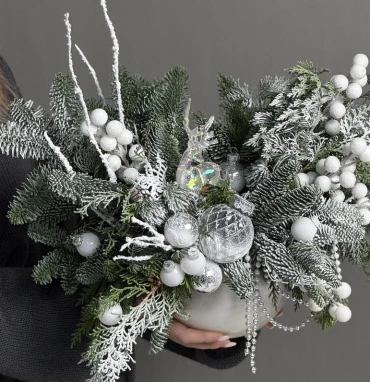 Заснеженная новогодняя композиция