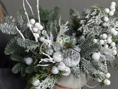 Заснеженная новогодняя композиция