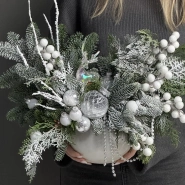 Заснеженная новогодняя композиция 1