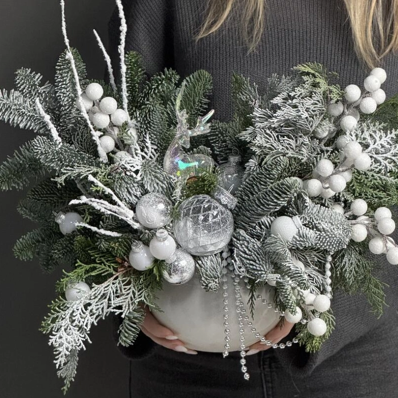 Заснеженная новогодняя композиция