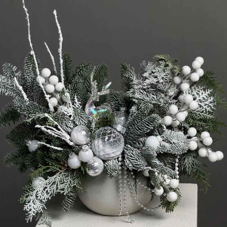 Заснеженная новогодняя композиция