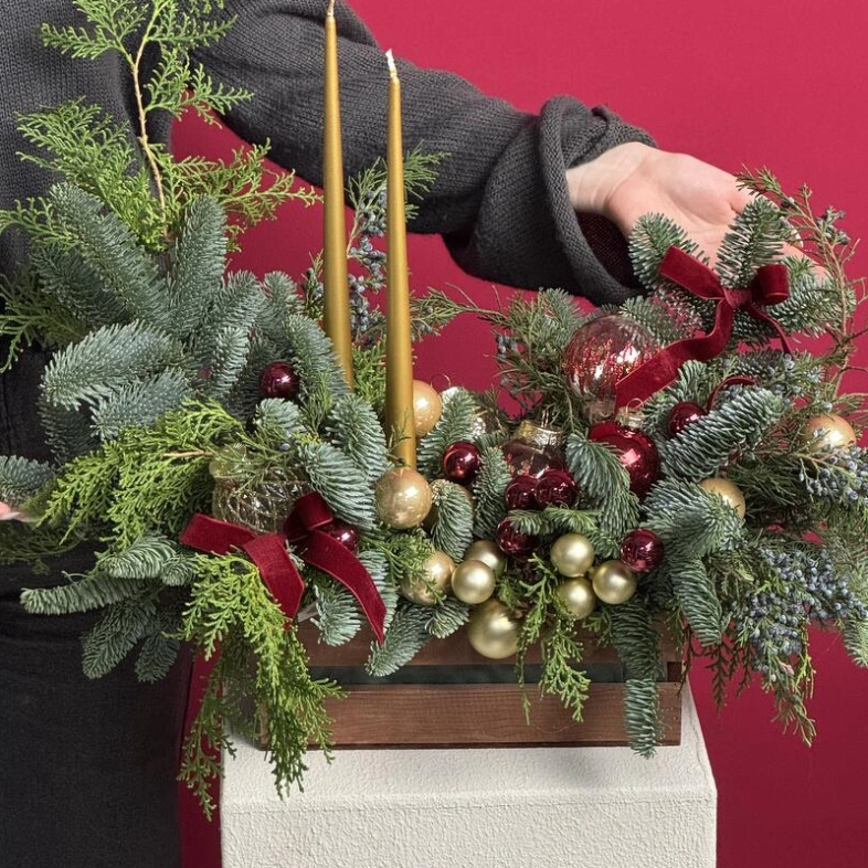 Новогодняя композиция с премиум свечами и игрушками