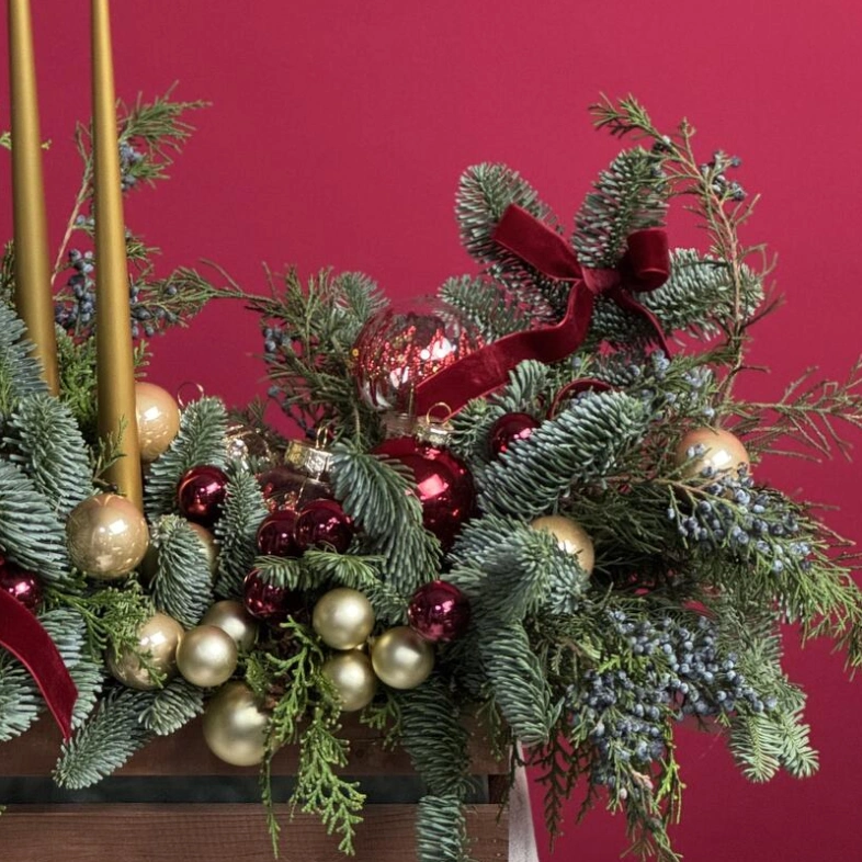 Новогодняя композиция с премиум свечами и игрушками