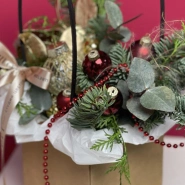 Новогодняя композиция из веток нобилиса с елочными игрушками 2