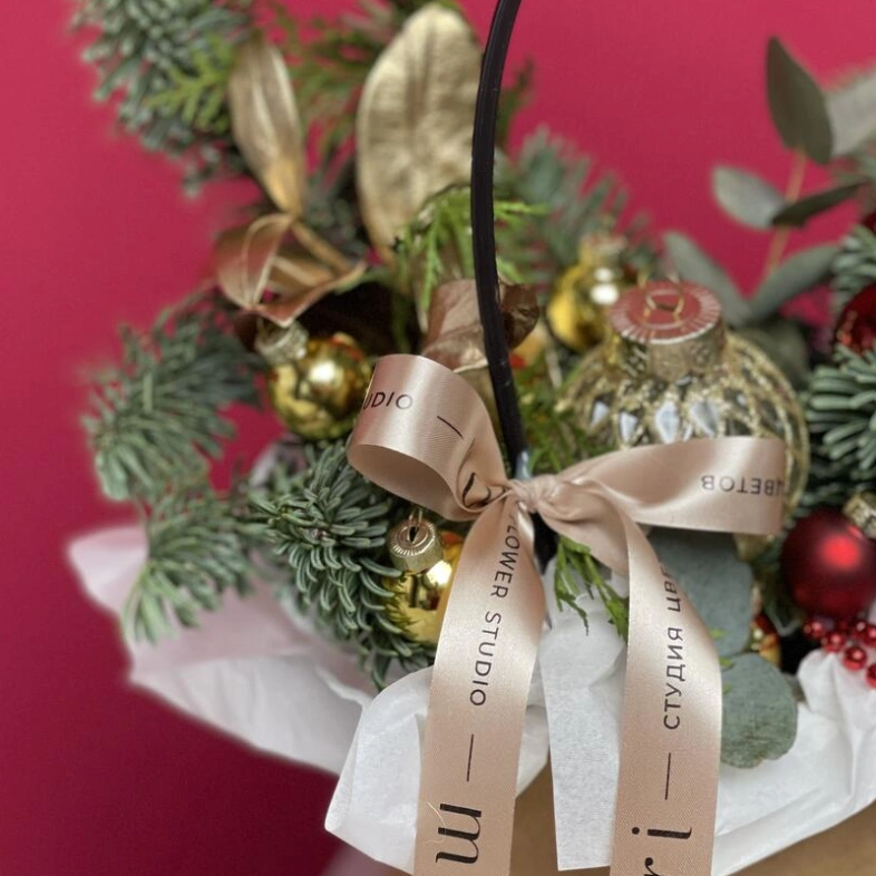 Новогодняя композиция из веток нобилиса с елочными игрушками