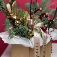 Новогодняя композиция из веток нобилиса с елочными игрушками 3