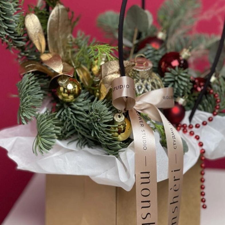 Новогодняя композиция из веток нобилиса с елочными игрушками