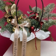 Новогодняя композиция из веток нобилиса с елочными игрушками 0