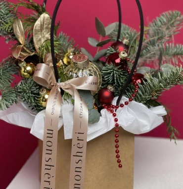 Новогодняя композиция из веток нобилиса с елочными игрушками