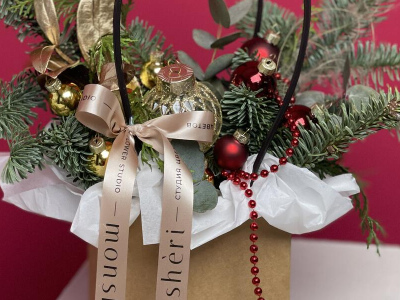 Новогодняя композиция из веток нобилиса с елочными игрушками