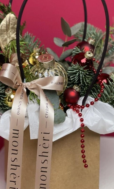 Новогодняя композиция из веток нобилиса с елочными игрушками