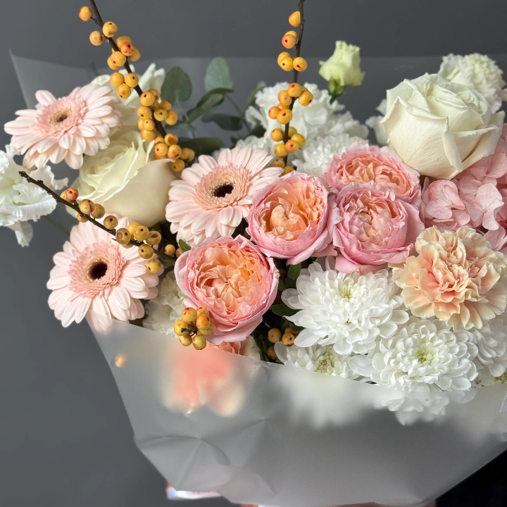 Первый снег с кустовыми розами илексом и гермини