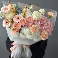 Первый снег с кустовыми розами илексом и гермини 0