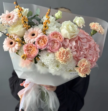 Первый снег с кустовыми розами илексом и гермини