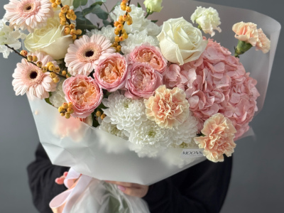 Первый снег с кустовыми розами илексом и гермини