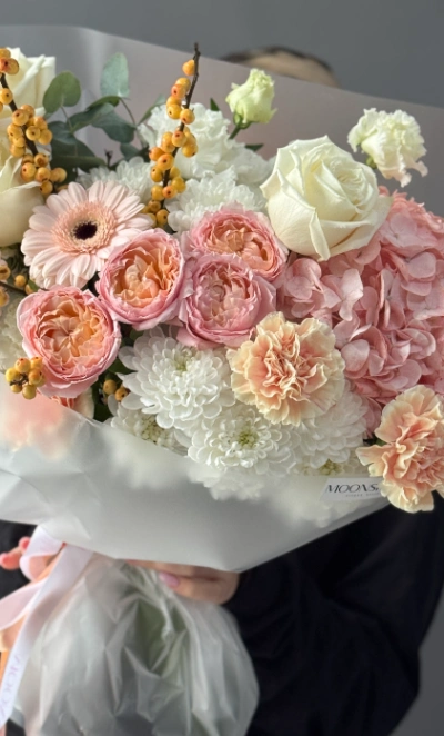 Первый снег с кустовыми розами илексом и гермини