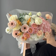 Первый снег с кустовыми розами илексом и гермини 3