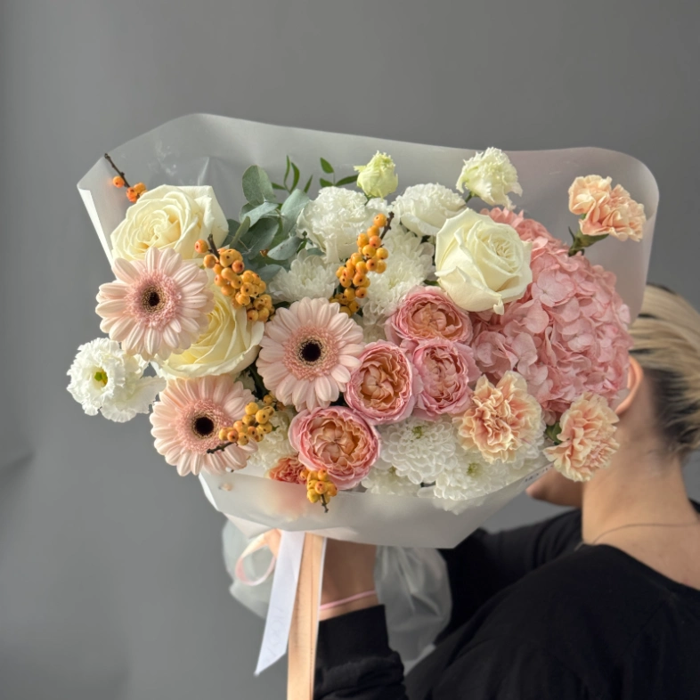 Первый снег с кустовыми розами илексом и гермини