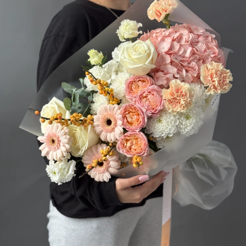 Первый снег с кустовыми розами илексом и гермини