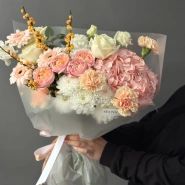 Первый снег с кустовыми розами илексом и гермини 2